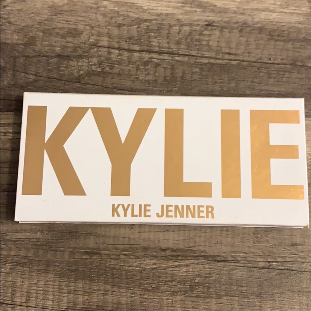 Kylie Jenner bronze extended palette